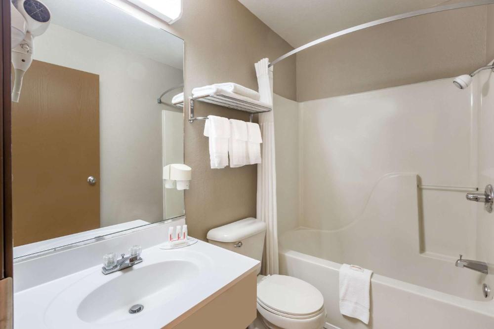 Deluxe Double Room with Two Double Beds - Non-Smoking interior